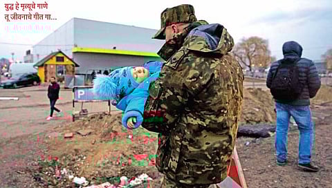 मेडिका : पोलंड-युक्रेन सीमेवर युक्रेनियन स्थलांतरिताच्या बाळाला जोजविताना पोलिश जवान. 