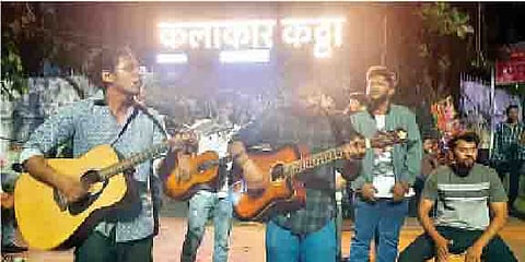 कलाकार कट्ट्यावर आगाज म्युझिक बँडचे तरुण कला सादर करताना.