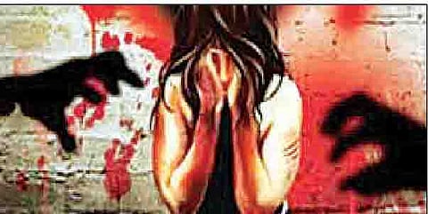 अत्याचारांमुळे होरपळतेय ‘ती’