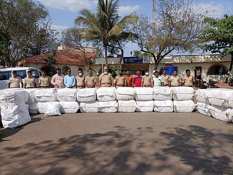 इंदापूर पोलिसांनी जप्त केलेला अवैध गुटख्यासह वाहन.