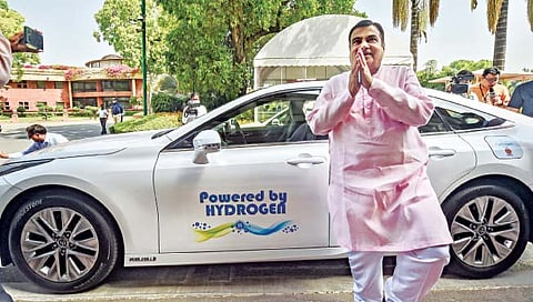hydrogen car : हायड्रोजन कारमधून नितीन गडकरी संसदेत