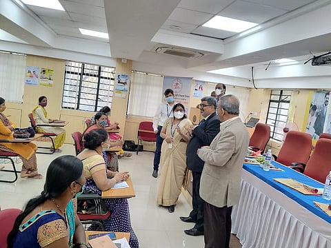 रिझर्व बँकेच्या चीफ जनरल मॅनेजर कल्पना मोरे, झोनल मॅनेजर बँक ऑफ महाराष्ट्र पुणे पूर्व क्षेत्र विवेक धवन, जिल्हा अग्रणी व्यवस्थापक  श्रीकांत कारेगावकर मार्गदर्शन करताना