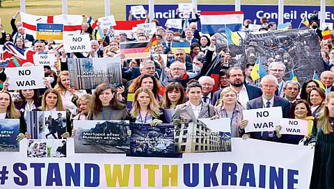 पॅरिस ः फ्रान्सच्या पूर्वेकडील स्ट्रासबर्ग येथे सोमवारी मेंबर्स ऑफ द पार्लिमेंटरी असेंब्ली ऑफ द कौन्सिल ऑफ युरोप (पीएसीई) तर्फे युक्रेनवर हल्ल्याबाबत रशियाविरोधात निदर्शने करण्यात आली.