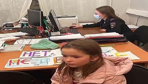 युद्धाच्‍या विरोधात निदर्शने करणार्‍या शाळकरी मुलीला पोलिसांनी ताब्‍यात घेतल्‍याचा दावा रशियातील विरोधी पक्ष नेत्‍यांनी केला आहे.  