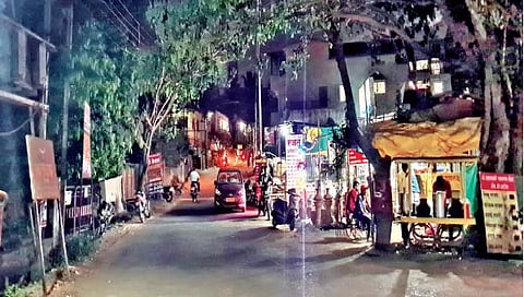 सातारा : शाहूनगरच्या चौका-चौकात ‘झुंडी’ ; महिला, युवतींमध्ये भीती