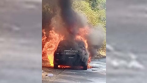 कशेडी घाटात बर्निंग कारचा थरार