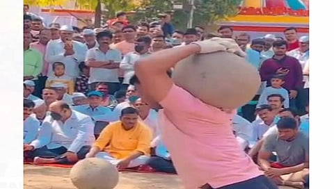 पुणे : वडगावमध्ये रंगला दगडी गुंडी उचलण्याचा अनोखा मर्दानी खेळ