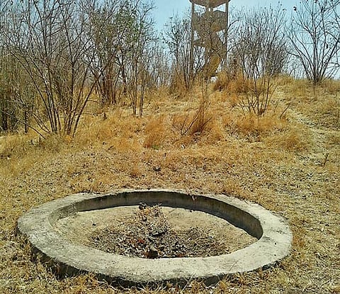 छायाचित्रात : अजिंठा वनपरिक्षेत्रात वन्यप्राण्यांसांठी  घाटात तयार करण्यात आलेले  कृत्रीम पाणवठे कोरडे ठक पडलेले दिसत आहेत