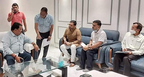 मावळ तालुक्यातील पवना धरणग्रस्तांच्या प्रश्नावरून आमदार शेळके आक्रमक झाल्यानंतर तातडीने मंत्री विजय वडेट्टीवार यांच्या दालनात बैठक घेण्यात आली.