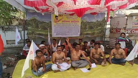 धुळ्यात 'अर्धनग्न' आंदोलन www.pudharinews 