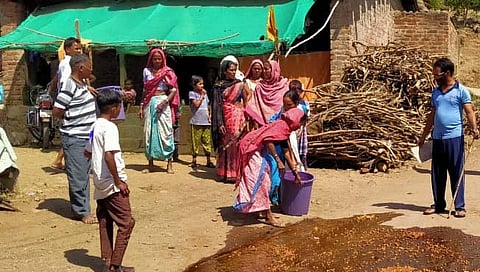 नाशिक : महिलांनी केली २ लाखांची गावठी दारु नष्ट ; ९ अड्डे उद्ध्वस्त