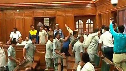 delhi assembly : दिल्ली विधानसभेत सत्ताधारी-विरोधकांमध्ये जुंपली, मार्शलला पाचारण