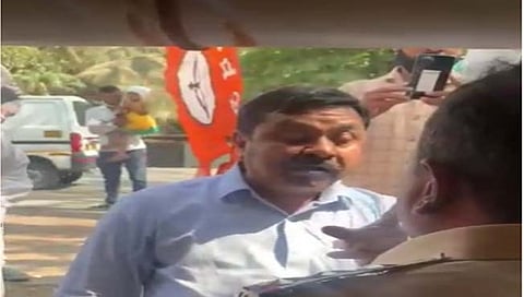 कल्याण : पोलिसांशी हुज्जत घालत पोलीस चौकी ताब्यात घेण्याचा शिवसैनिकांचा प्रयत्न ! (video)