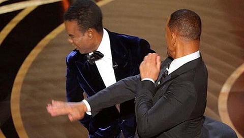 Oscars 2022 : ऑस्कर सोहळ्यात राडा; बायकोच्या टकलावर मस्करी केल्यानंतर भडकला विल स्मिथ, निवेदकाच्या कानाखाली लगावली
