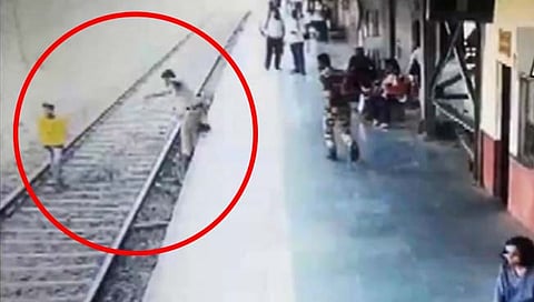 Video : युवकाला वाचवतानाचा थरार! एक्स्प्रेस समोर त्यानं उडी घेतली पण पोलिस धावला…