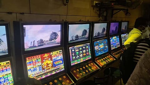 ठाणे : व्हिडीओ गेम पार्लरवर धाड; गावदेवी, विलेपार्लेमध्ये १६ जणांना अटक, ८.७२ लाखांची रोकड जप्त