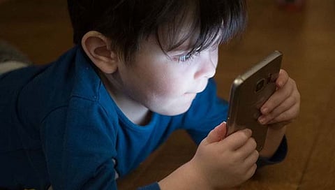 children use  smartphone 