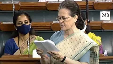 सोशल मीडियाच्या माध्यमातून राजकीय अजेंडा निश्चित करण्याचे काम ; सोनिया गांधींचा गंभीर आरोप