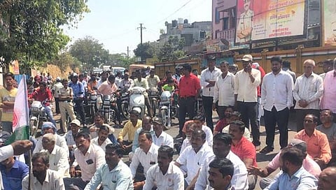 कोल्हापूर : शिरदवाड येथे राज्य मार्गावर स्वाभिमानीचे चक्का जाम आंदोलन