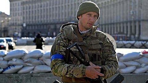 Ukraine : विम्बल्डन विजेत्या सर्गेईची बंदूक उचलून युक्रेनला वाचवण्यासाठी रस्त्यावर गस्त !