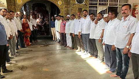 बिनविरोध निवडीनंतर गावातील मारुती मंदिरात नूतन संचालकांच्या स्वागतप्रसंगी गावातील ज्येष्ठ नागरिक, युवक व माजी संचालक.