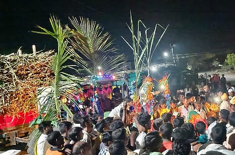 लातूर : ‘या’ शेतकऱ्याचा नादच नाय करायचा! गावातून मिरवणूक काढत ऊस कारखान्याला पाठवला