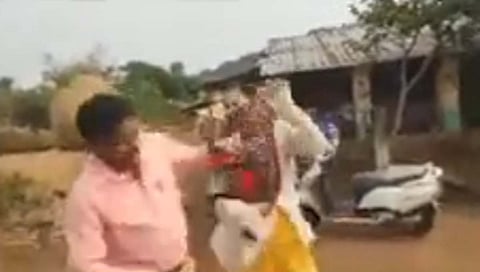 कोल्हापूर : पत्रकाराला प्राथमिक शाळेतील बाईंनी हेल्मेटने दिला चोप, व्हिडिओ व्हायरल