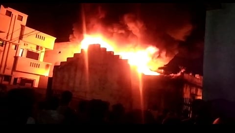 गोडाऊनला आग,www.pudhari.news