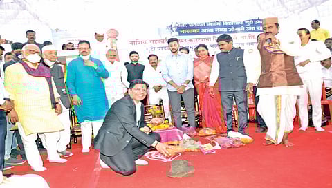 नाशिकरोड : कार्यक्रमात पूजन करताना दीपक चंदे. समवेत ना. भुजबळ, बबन घोलप, आ. माणिक कोकाटे, आ. सरोज अहिरे, खा. गोडसे आदी.