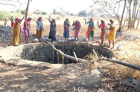 केवडीपाडा:केवडीपाडागावातील पाणी टंचाईत पाणी देणा-या एकमेव हातपंपाजवळ आदिवासी महिला.दुसऱ्या छायाचित्रात पातळी खालावलेली खडकाळ विहिर.शेवटच्या छायाचित्रात दुचाकीवरून पाणी नेणारा ग्रामस्थ.