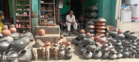 पिंपळनेर : महागाईतही साहित्यांची जमावाजमव करून तयार केलेले माठ विक्रीच होत नसल्याने हातावर हात घेऊन बसलेले कुंभार. (छाया : अंबादास बेनुस्कर)