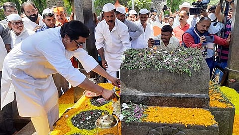 पुणे : छत्रपती संभाजी महाराज यांच्‍या समाधीवर राज ठाकरे नतमस्तक