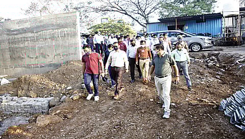 रामकुंडावर पाहणी करताना आयुक्त रमेश पवार,www.pudhari.news