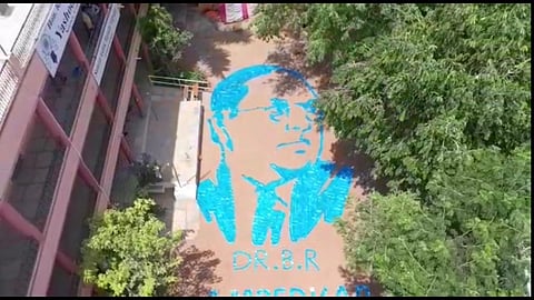 वही, पेनाच्या सहाय्याने साकारली डॉ. बाबासाहेबांची भव्य प्रतिमा