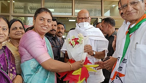 जळगाव : विमानतळावर महापौरांनी केले शरद पवार यांचे स्वागत