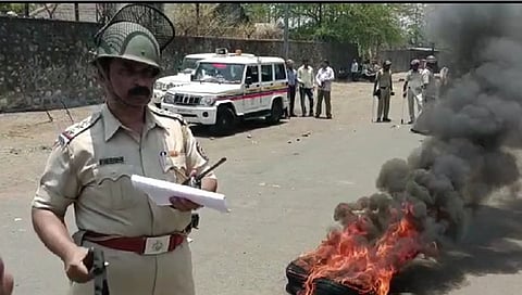 नाशिक : जेव्हा लग्नाच्या मिरवणुकीतला गुलाल मशिदीत पडतो