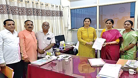 सिडको : प्रशासक कांचन बोधले यांना निवेदन देताना आ. सीमा हिरे. समवेत छाया देवांग, गणेश पवार, काशीनाथ दिंडे, नंदन खरे, जान्हवी बिरारी, दशरथ गांगुर्डे, देवेंद्र पाटील, दिलीप देवांग, विक्रम नागरे आदी.