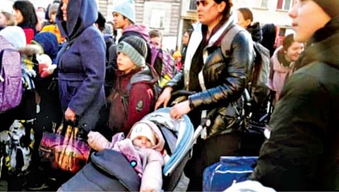 युद्धात होरपळते बालपण