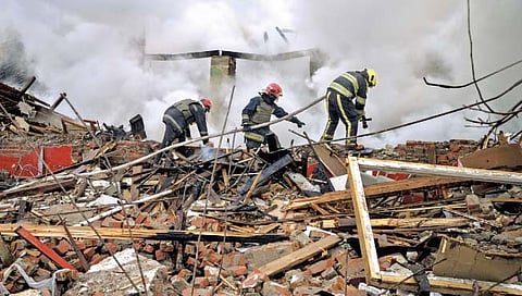 खारकोव्ह : रशियाच्या क्षेपणास्त्र हल्ल्यात उद्ध्वस्त झालेल्या शाळेच्या इमारतीची पाहणी करताना युक्रेनच्या अग्‍निशमन दलाचे कर्मचारी. 