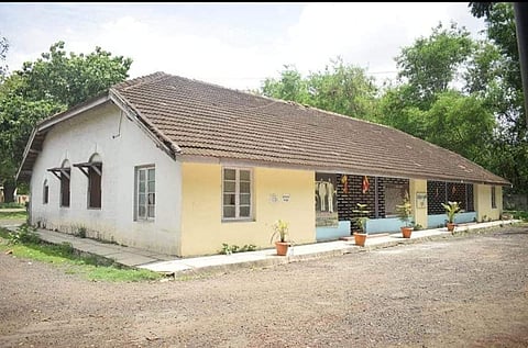 डाॅ. बाबासाहेब आंबेडकर हे धुळे येथे न्‍यायालयीन कामकाजानिमित्त आले हाेते. त्‍यावेळी त्‍यांनी  येथील बंगल्‍यात वास्‍तव्‍य केले हाेते.  