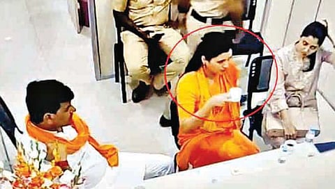 मुंबई : पोलिसांकडून राणांचा अपमान नव्हे, चहापान