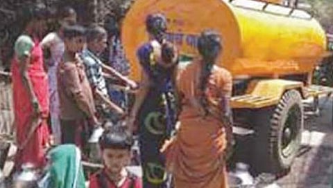 तहानलेल्या कोकणात धावू लागले टँकर्स