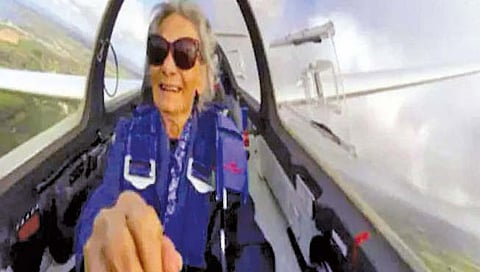 आजीबाईंनी 99 व्या वर्षी उडवलं इंजिनरहित विमान!