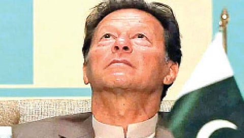 इम्रान खान क्लीन बोल्ड; सरकार कोसळले, सरकारी निवासस्थान सोडले ! अटकेची कारवाई होणार ?