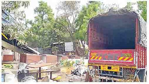 डीपी रोडवरील अतिक्रमणे बुधवारी हटविण्यात आल्यानंतर दुसर्‍या दिवशी गुरुवारी पत्रे, लोखंडी पाइप, बांबू, ताडपत्र्या आदी साहित्य इतर ठिकाणी हलविण्याचे काम सुरू होते.