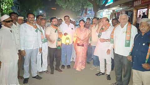 धुळे: कंदील आंदोलनात खा. डॉ. सुभाष भामरे, माजी आमदार राजवर्धन कदमबांडे, भाजपचे महानगर प्रमुख अनुप अग्रवाल, चंद्रकांत गुजराथी, नगरसेवक अमोल मासुले,युवराज पाटील, हर्ष रेलन आदी उपस्थित होते. (छाया : यशवंत हरणे) 