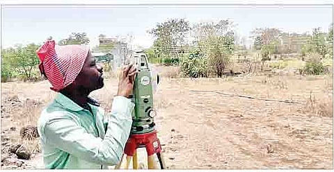 मोई (ता. खेड) येथे मंगळवारी जमीन मोजणी करण्यात आली.