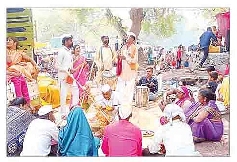 जेजुरीच्या ऐतिहासिक चिंचेच्या बागेत कुलधर्म कुलाचाराच्या रिवाजाप्रमाणे जागरण गोंधळ करताना भाविक.