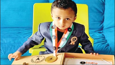 मिरज: सेकंदात प्राण्यांचा आवाज, सावली, रंग ओळखणाऱ्या अडीच वर्षांच्या अगत्यला बौद्धिक स्पर्धेत सुवर्णपदक
