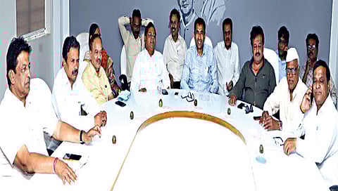 मालेगाव : मामको बँकेची माहिती देताना अध्यक्ष राजेंद्र भोसले. समवेत संचालक मंडळ.